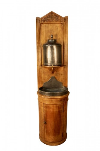 Fontaine en étain sur bâtit Louis XVI