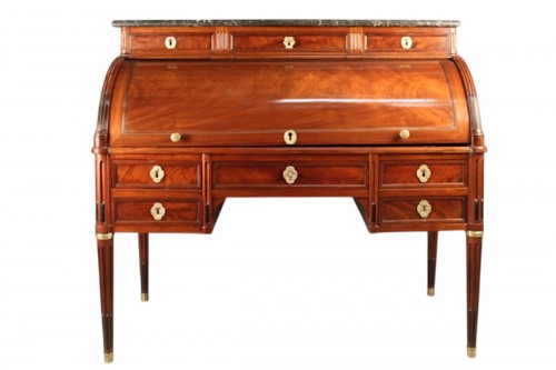 Important bureau cylindre en acajou estampillé "PETIT" (1732-1791)