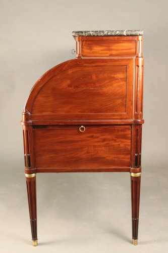 Antiquités - Important bureau cylindre en acajou estampillé "PETIT" (1732-1791)