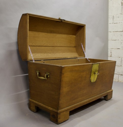 Coffre en chêne sur roulettes à dessus bombé XIXe - Jean-Yves Buhard