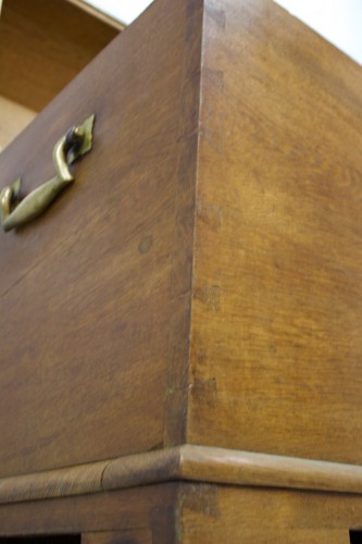 Antiquités - Coffre en chêne sur roulettes à dessus bombé XIXe