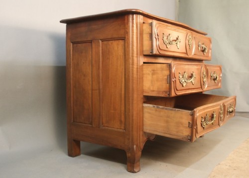 XVIIIe siècle - Commode Lyonnaise XVIIIe en noyer