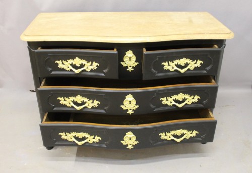 19th century - Curved Chest Of Drawers With A Black Finish 