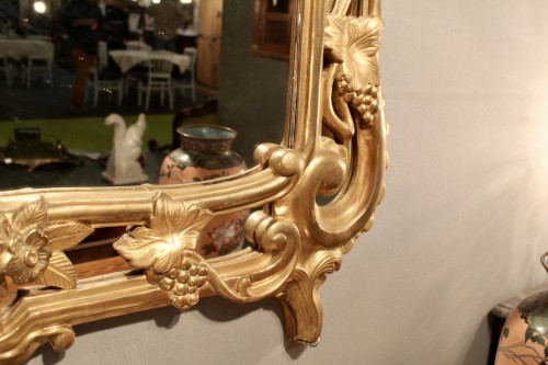 Antiquités - Miroir à parecloses à décor de raisins