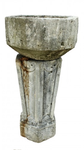 Bénitier sur colonne en pierre dure Haute Epoque