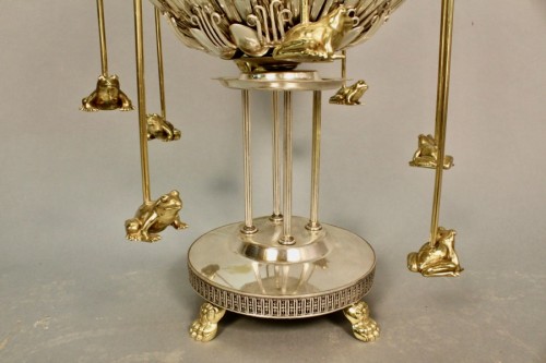 Argenterie et Arts de la table  - "Manège à grenouilles" réalisé par Patrick Doutres en 2010, le sculpteur aux couverts d'argent.
