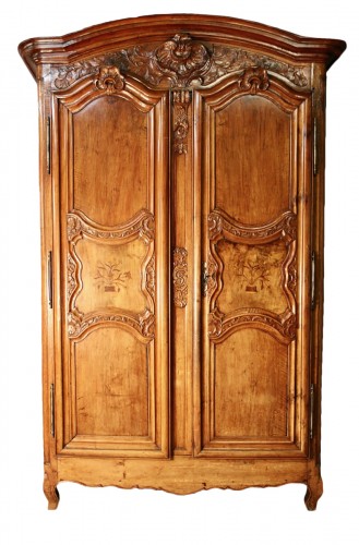 Armoire lyonnaise en noyer du XVIIIe siècle