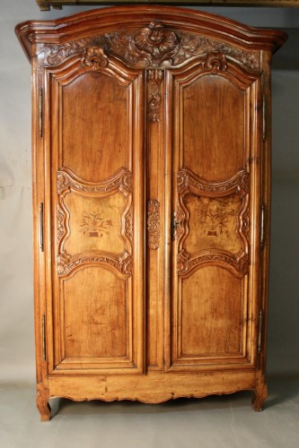 Lyon walnut cabinet from the 18th century - Furniture Style Louis XV