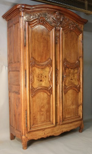 Furniture  - Lyon walnut cabinet from the 18th century