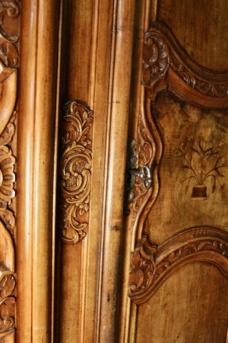 Lyon walnut cabinet from the 18th century - Louis XV