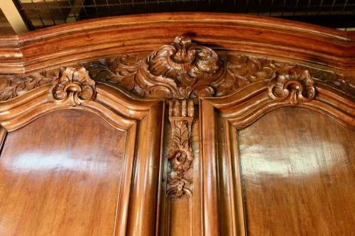 Louis XV - Lyon walnut cabinet from the 18th century