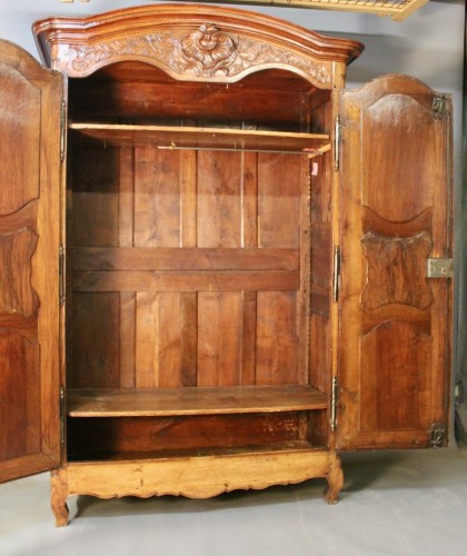 Antiquités - Lyon walnut cabinet from the 18th century