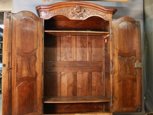 Antiquités - Lyon walnut cabinet from the 18th century
