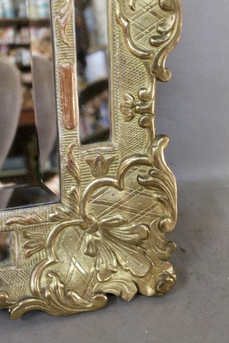 XIXe siècle - Miroir à réserves en bois doré du XIXe siècle