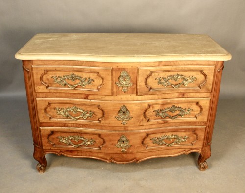 Commode galbée du 19e siècle  à dessus en pierre de Bourgogne