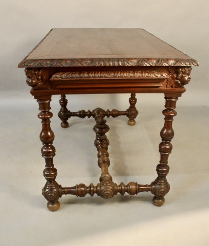  - Table à écrire en  noyer à décor de Putti fin 19e