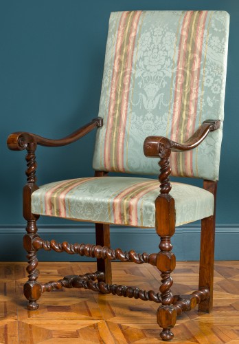 A walnut highback armchair, beginning 18th Century - Seating Style Louis XIV