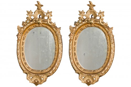 Paire de miroirs Napolitain ovales en bois doré XVIIIe