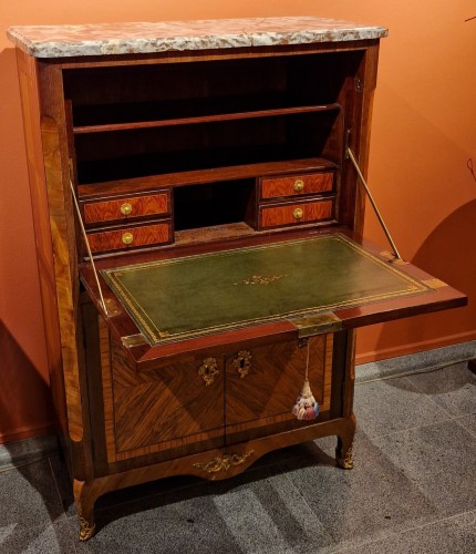 Small &quot;secrétaire de dame&quot; in marquetry stamped by Schlichtig, Paris circa 1770 - Furniture Style Transition