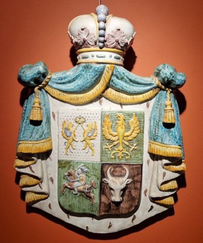 XIXe siècle - Grande plaque en faïence polychrome sous couronne impériale