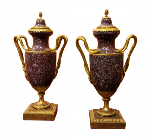 Paire de vases d'époque Louis XVI en porphyre d'Egypte