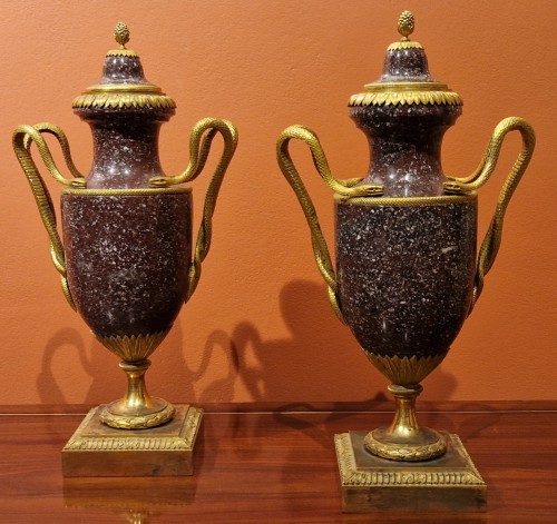 Paire de vases d'époque Louis XVI en porphyre d'Egypte - Objet de décoration Style Louis XVI