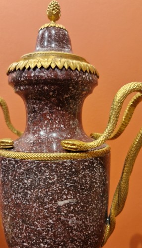 XVIIIe siècle - Paire de vases d'époque Louis XVI en porphyre d'Egypte