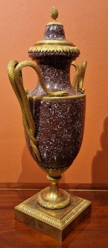 Paire de vases d'époque Louis XVI en porphyre d'Egypte - Louis XVI
