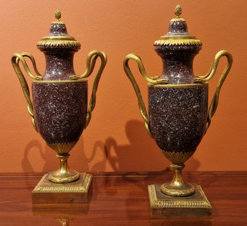 Louis XVI - Paire de vases d'époque Louis XVI en porphyre d'Egypte