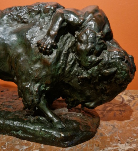 Sculpture Sculpture en Bronze - Lionne attaquant un bison - Georges GARDET (1863-1939)