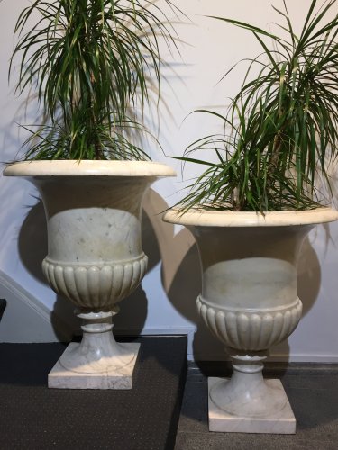 Pair of large &quot;Medicis&quot; vases in Carrara marble. - Decorative Objects Style 