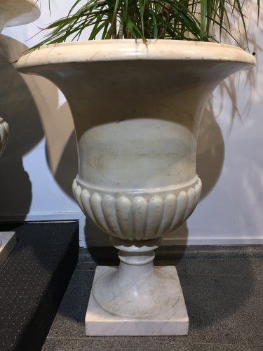 Decorative Objects  - Pair of large &quot;Medicis&quot; vases in Carrara marble.