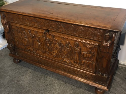 17th century - A late 17th century walnut chest