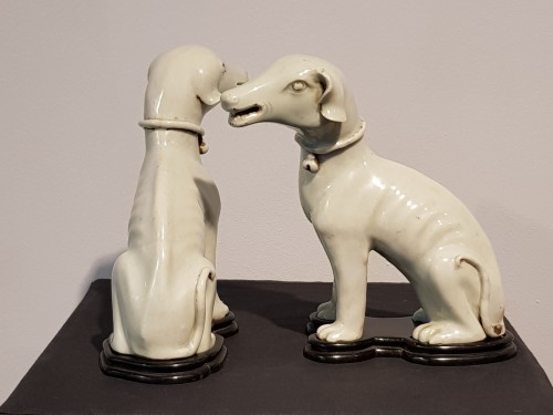 Paire de lévriers en porcelaine de Chine - Castellino Fine Arts