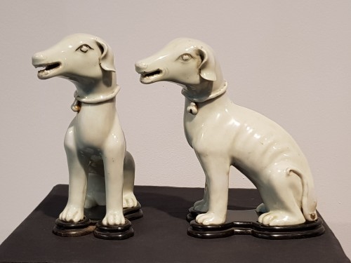 XVIIIe siècle - Paire de lévriers en porcelaine de Chine