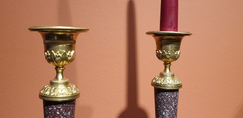 Luminaires Bougeoirs et Chandeliers - Paire de grands bougeoirs en porphyre et bronze doré