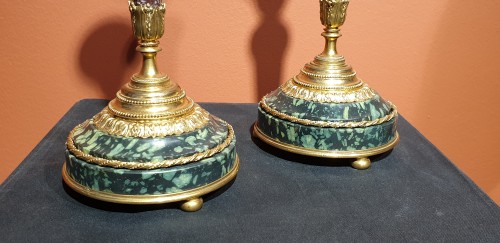 XIXe siècle - Paire de grands bougeoirs en porphyre et bronze doré