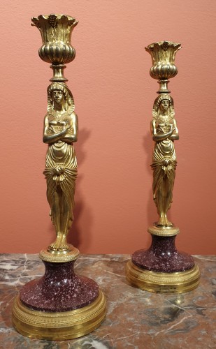 Antiquités - Pair of candlesticks in gilt bronze and porphyry