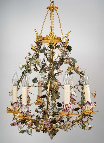 A chandelier decorated with porcelain - Lighting Style 