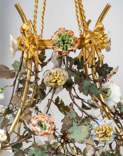 19th century - A chandelier decorated with porcelain