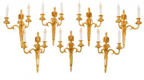 Suite de sept appliques de style Louis XVI en bronze doré