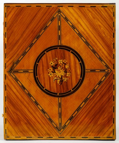 Antiquités - Cabinet en marqueterie, travail d'Augsbourg du XVIIe siècle