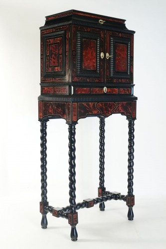 Antiquités - A 17th century Flemish cabinet