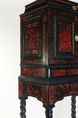 Antiquités - A 17th century Flemish cabinet