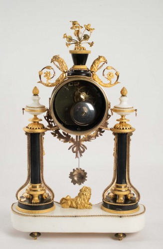 Antiquités - A Louis XVI portico clock