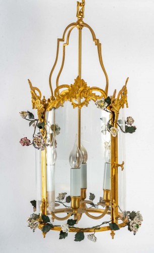 A Louis XV style lantern decorated with porcelain flowers - 