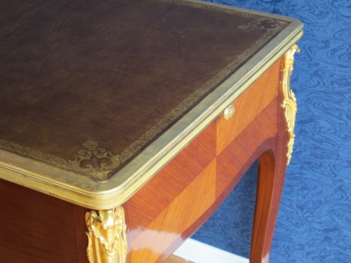 A Louis XV style desk.  - Furniture Style 