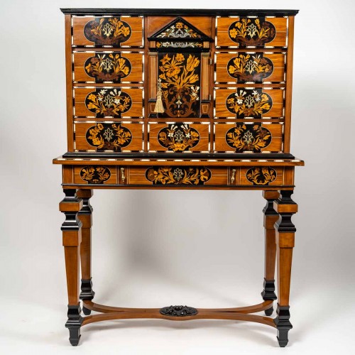 Antiquités - A Dutch Cabinet
