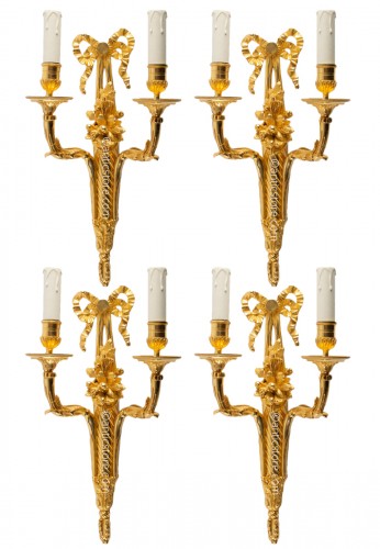 Suite de quatre appliques en bronze doré