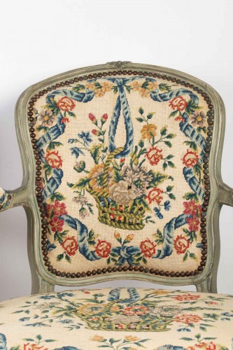 A Pair of Louis XV cabriolets armchairs - 